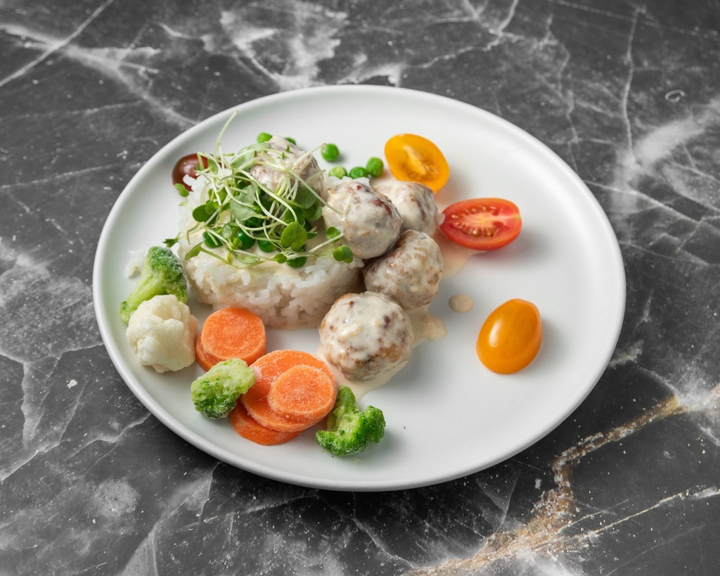 Pork Meatballs in Cream Sauce with Rice and Veggies (400 g, Frozen Heat & Serve Meal)